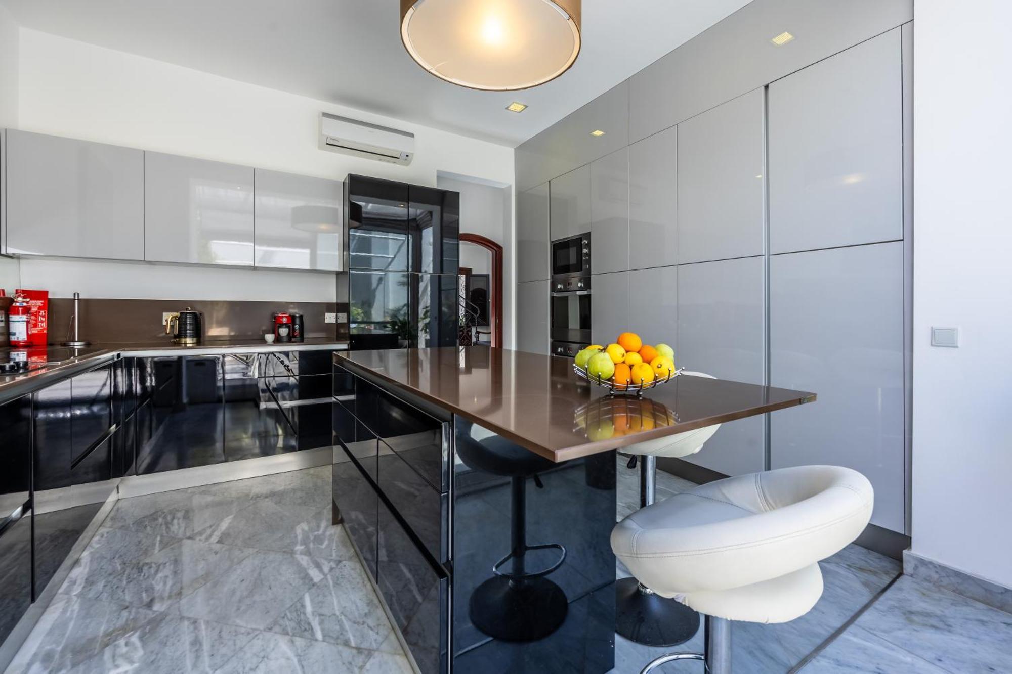 Luxurious 5 Bedroom Pool, 3min From St Julian's Villa *