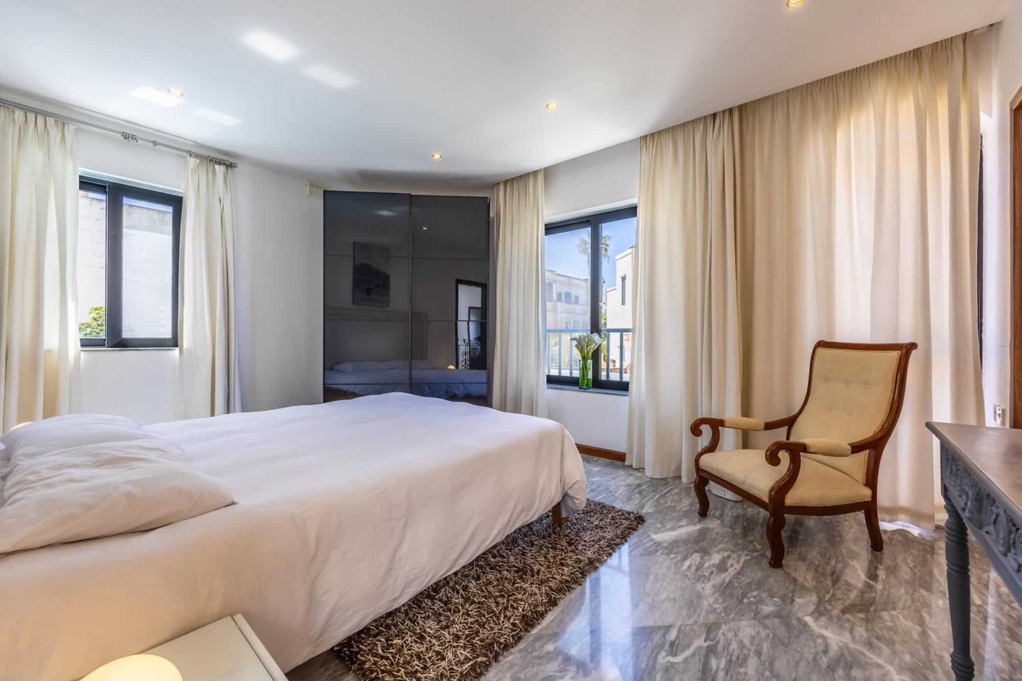 Luxurious 5 Bedroom Pool, 3min From St Julian's Villa Is-Swieqi