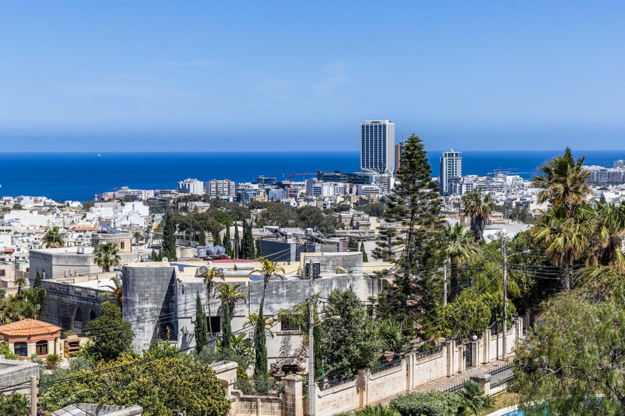 Luxurious 5 Bedroom Pool, 3min From St Julian's Villa Is-Swieqi