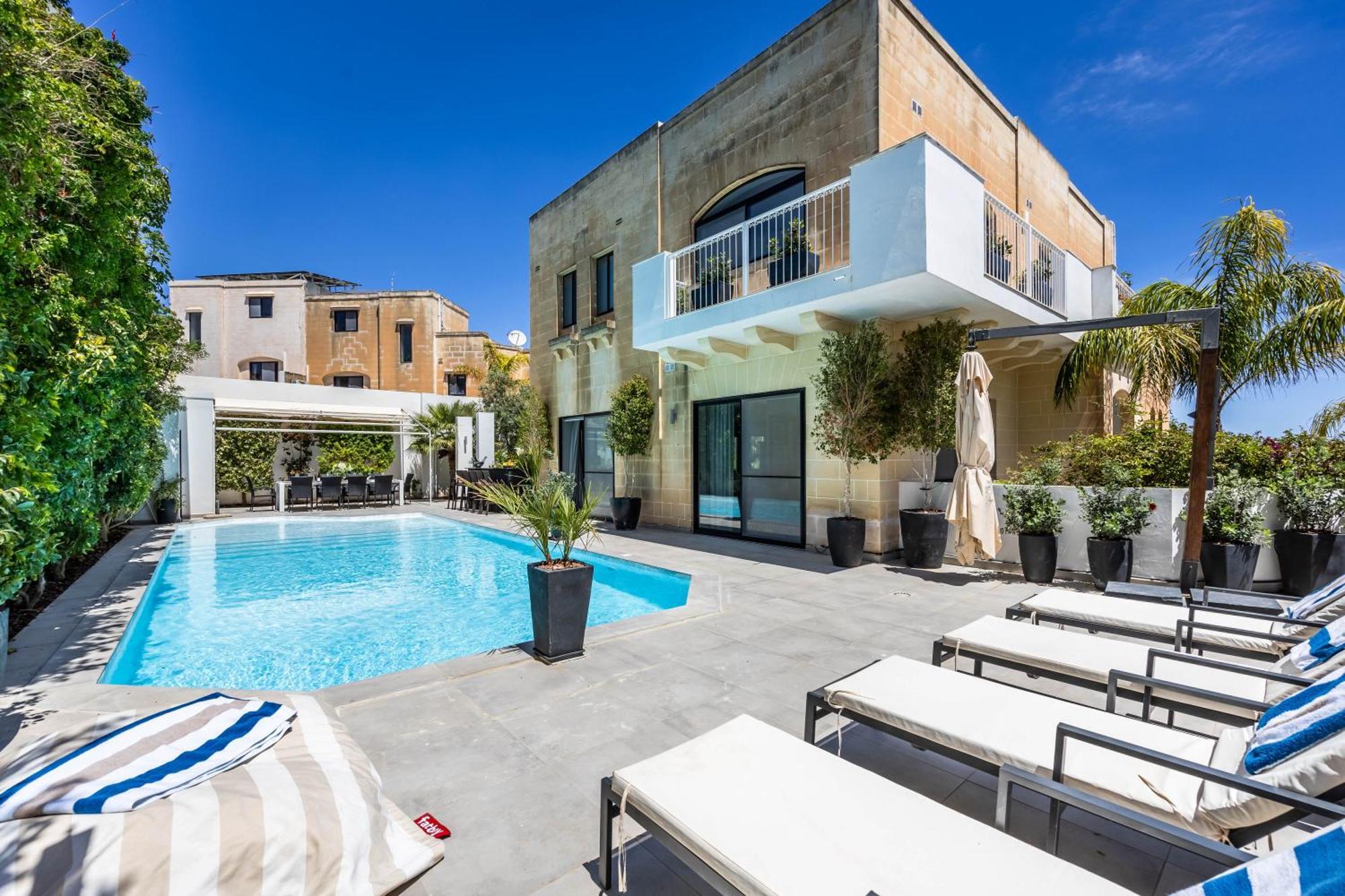 Luxurious 5 Bedroom Pool, 3min From St Julian's Villa
